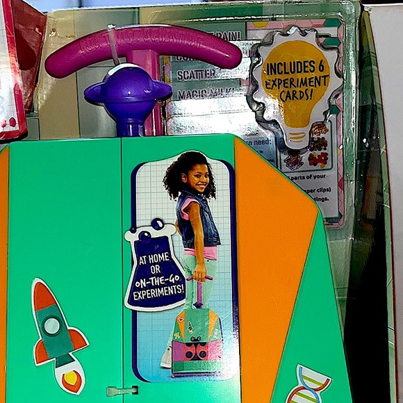 ADA TWIST, SCIENTIST.  ON-THE-GO-LAB. - Picture 3 of 6